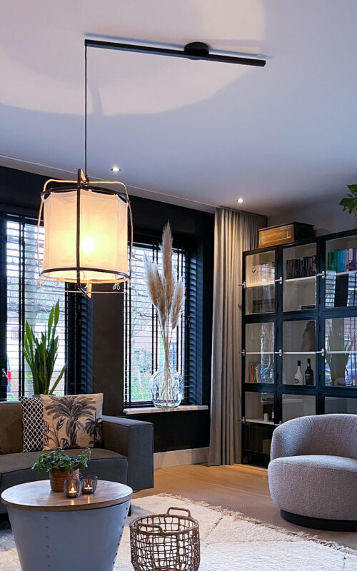 Lightswing Single zwart NL in woonkamer met hanglamp