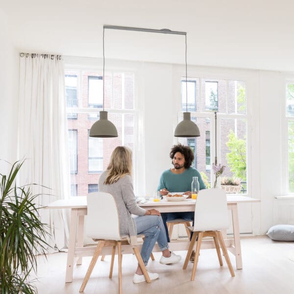 Hoe hoog moet een hanglamp boven de eettafel hangen