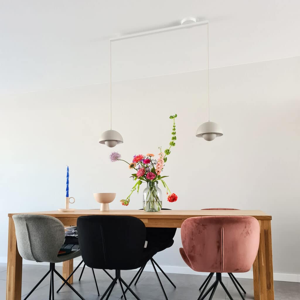 Lightswing Twin mat wit eetkamer met twee hanglampen boven eetkamertafel