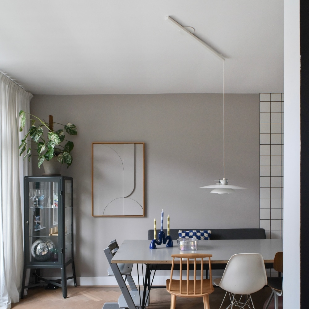 Lightswing single wit eetkamer grijs met witte hanglamp