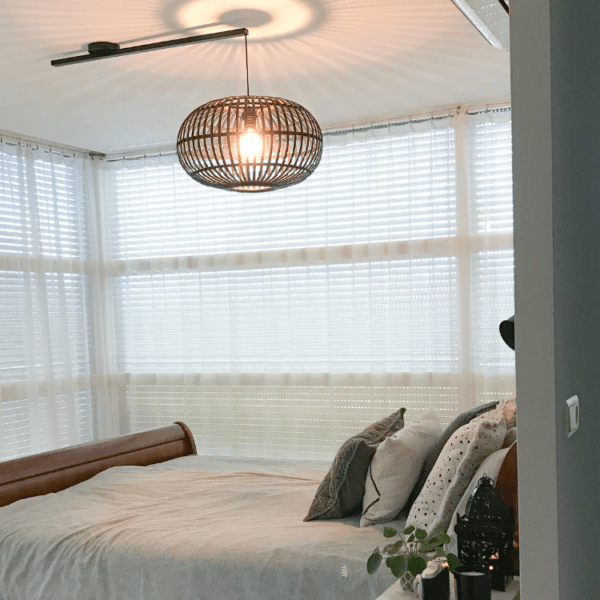 Lightswing Single mat zwart in slaapkamer boven bed