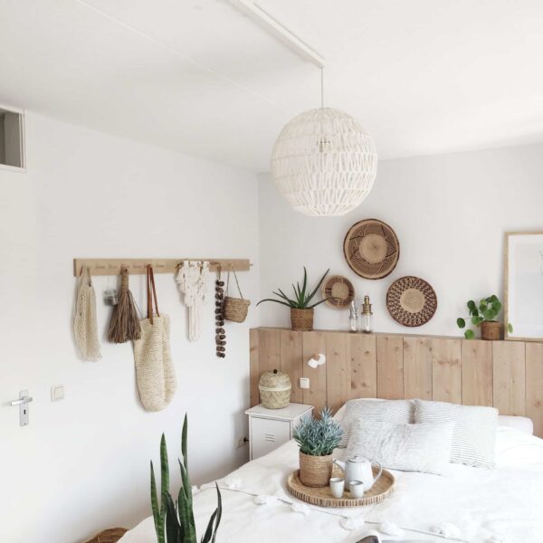 Lightswing single mat wit in moderne slaapkamer boven bed