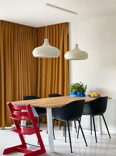 Lightswing twin mat wit in eetkamer