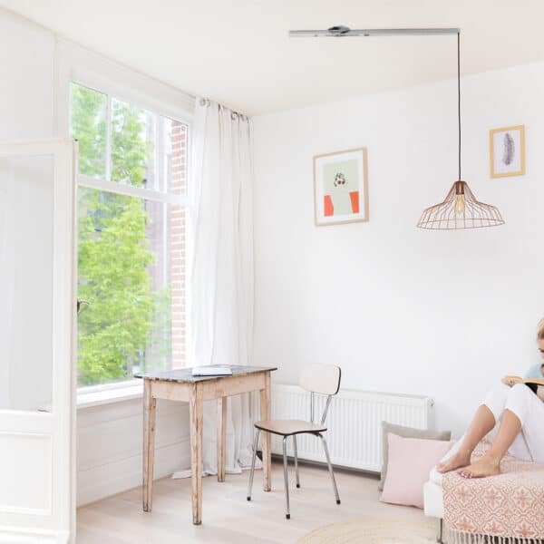 Lightswing Single rvs in leeshoek boven vrouw die een boek leest