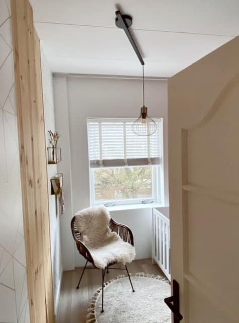 Lightswing single mat zwart in baby slaapkamer boven ledikant