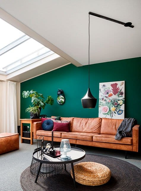 Lightswing Single mat zwart in kleurrijke woonkamer boven leren bank