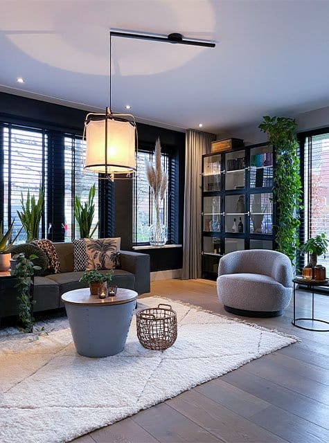 Lightswing Single mat zwart in moderne woonkamer