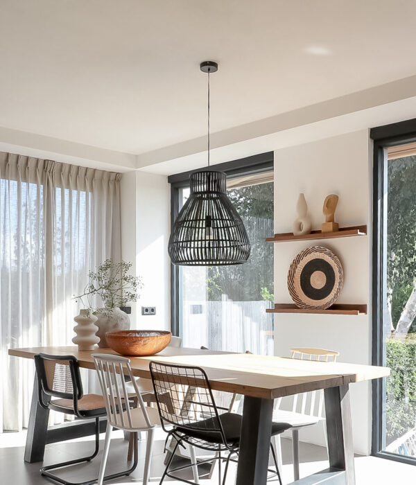 Zwarte hanglamp aan vast lichtpunt boven eettafel